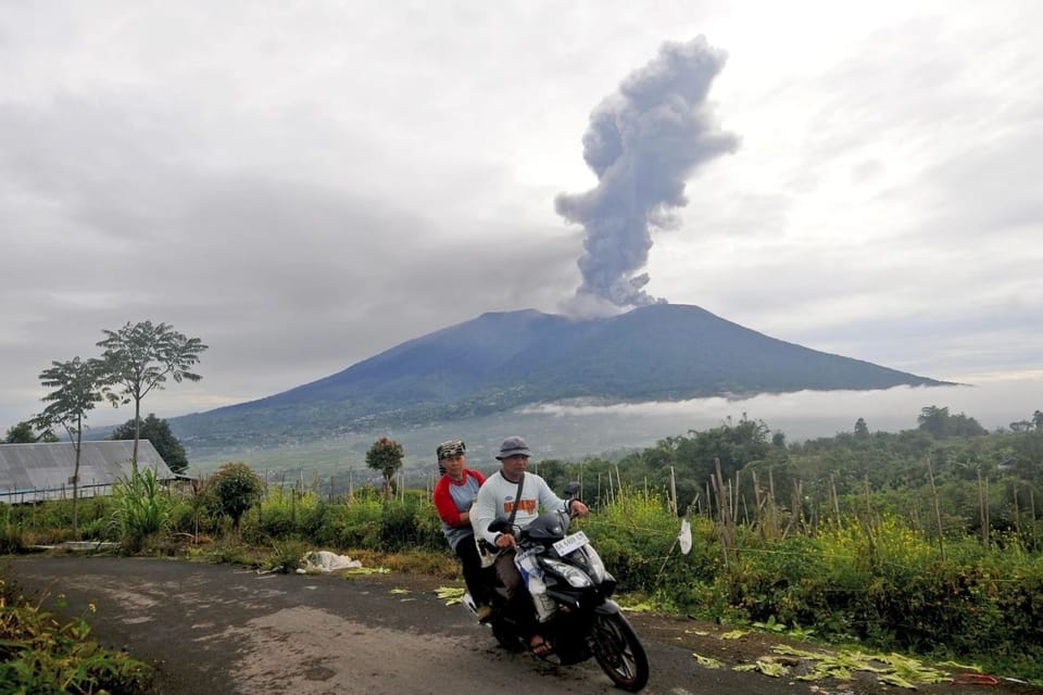 世界苦茶12月05日新闻 | 45条 | 印尼火山喷发11死12失踪